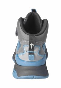 Scarpa sportiva a metà altezza con tomaia grigia, dettagli blu, colletto imbottito e suola in gomma. Presenta una linguetta e cuciture decorative.
