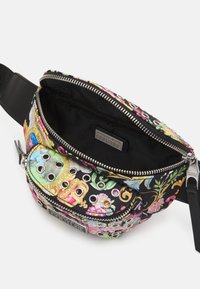 Banane en tissu noir avec motifs floraux colorés, œillets en métal et fermeture éclair argentée. L'intérieur est doublé de tissu noir.