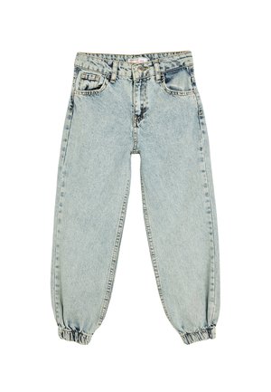 Jeans de denim azul claro con un corte relajado, puños elásticos recogidos, diseño de cinco bolsillos y una cintura clásica con cierre de botón.