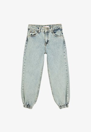 Jeans de denim azul claro con un corte relajado, puños elásticos recogidos, diseño de cinco bolsillos y una cintura clásica con cierre de botón.