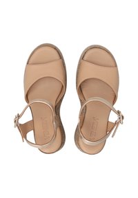 Beige Leder Sandalen mit einer strukturierten Keilsohle, offenem Zehenbereich und einem Knöchelriemen, der mit einer metallischen Schnalle versehen ist. Sauberes, minimalistisches Design.