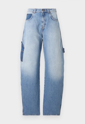 Svetlo modre jeans hlače širokih nog z visokim pasom, sprednjimi in stranskimi žepi ter zaponko na gumb in zadrgo.