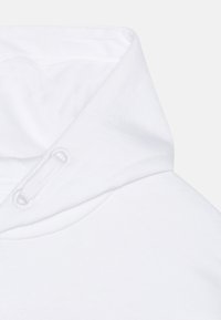 Felpa bianca in cotone con cappuccio, caratterizzata da una texture a maglia e un anello per regolare il cordino. Senza motivi o accenti visibili.