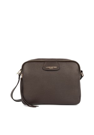 Sac bandoulière en cuir structuré marron foncé avec fermeture éclair dorée et logo "Lancaster Paris" au centre avant.
