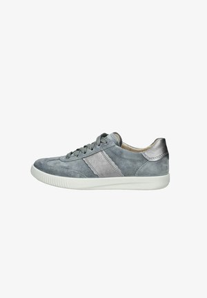 Zapatilla de ante gris con un suave acento plateado, punta redonda, panel lateral texturizado y suela de goma blanca. Presenta cordones planos y un interior acolchado.