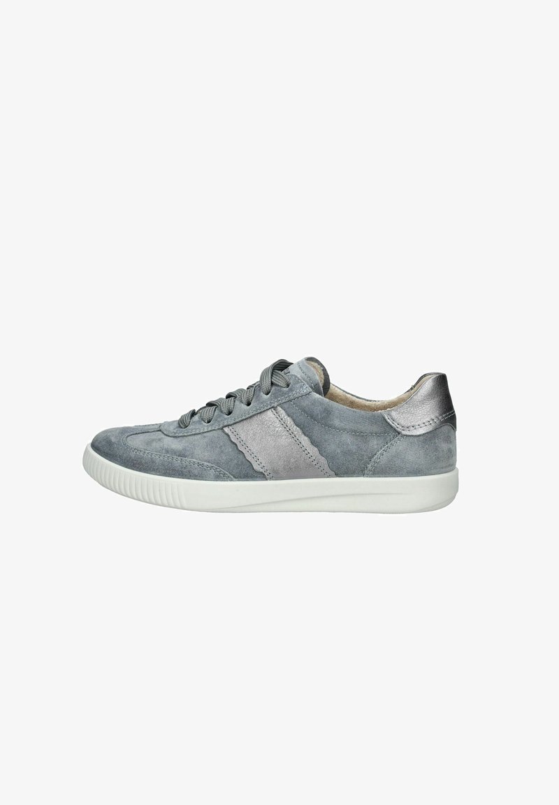 Grijze suède sneaker met een gladde zilveren accenten, ronde neus, gestructureerde zijkant en witte rubberen zool. Voorzien van platte veters en een gevoerde binnenkant.