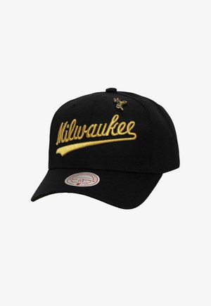 Schwarze Baseballkappe mit gelber, gestickter "Milwaukee"-Aufschrift, gebogenem Schild und einem kleinen Emblem auf der Vorderseite. Klassischer Baumwollstoff.