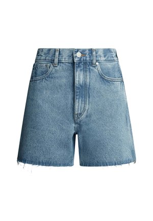 Shorts in denim con lavaggio azzurro chiaro, vita alta, design a cinque tasche, orlo sfrangiato e chiusura con bottone argentato.