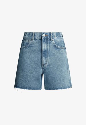 Denim Shorts in hellblauer Waschung mit hohem Bund, fünf Taschen, ausgefranstem Saum und silberner Knopfverschluss.