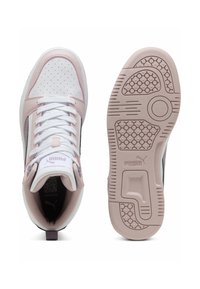 Zapatillas altas blancas y rosas con lados perforados, cordones planos y una suela de goma rosa texturizada que presenta patrones geométricos.