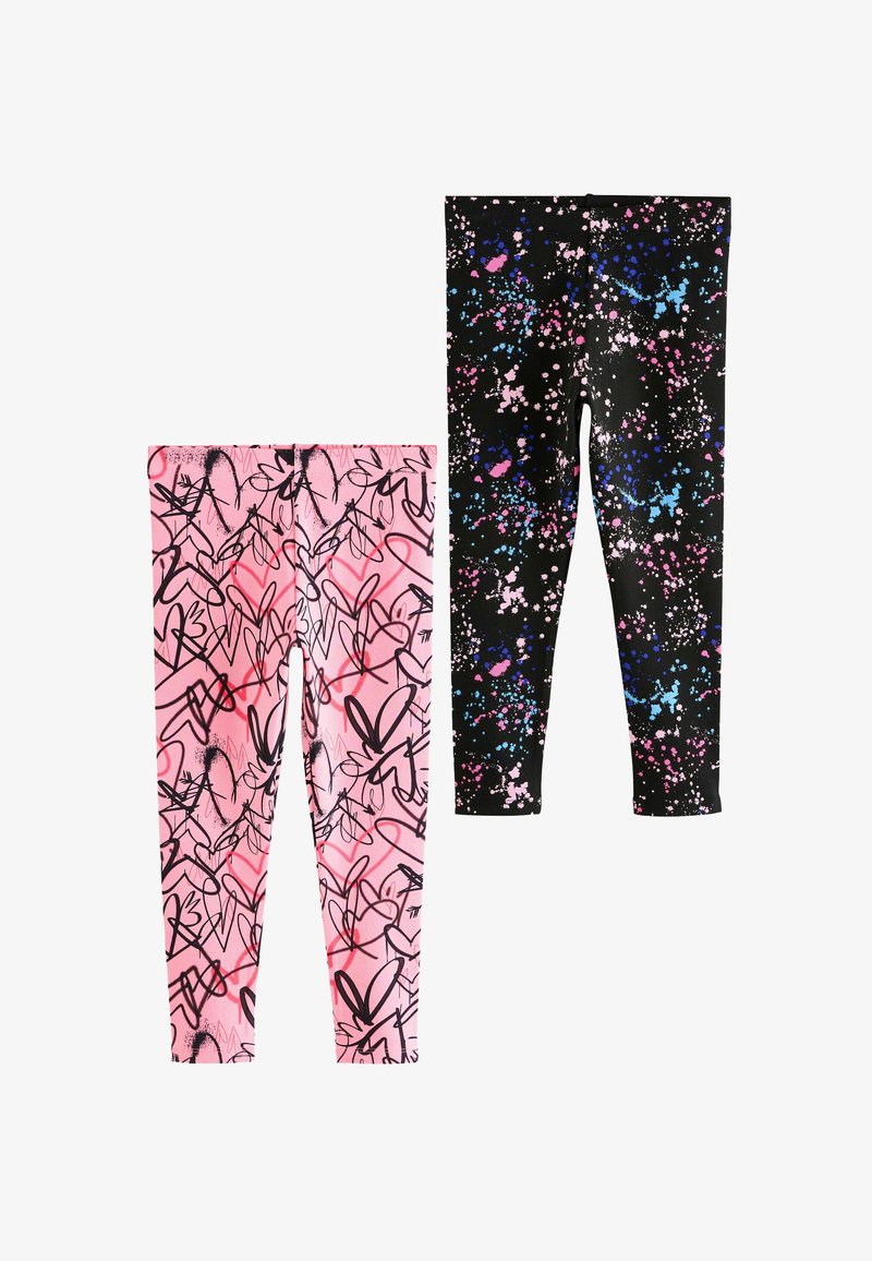 Zwei Paar Mädchenleggings, eins pink mit schwarzen und roten Herzkritzeleien, das andere schwarz mit einem Muster aus blauen, pinken und weißen Farbspritzern.