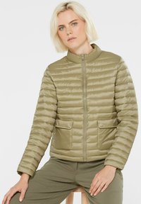 Olivgrüne gesteppte Puffjacke mit Stehkragen, zwei Fronttaschen und Reißverschluss. Glatte Textur mit einem leichten Design.