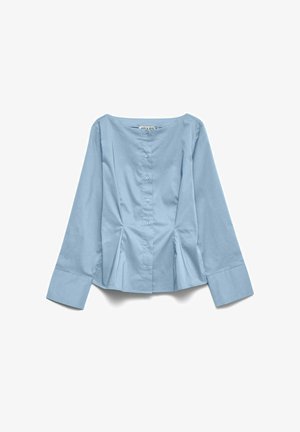 Blouse bleu clair à manches longues, boutons sur le devant, larges poignets et plis discrets près de la taille.