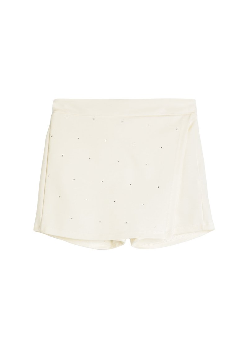 Pantalones cortos color crema con una tela texturizada y suave, que presentan pequeños puntos negros dispersos por la superficie y un diseño envolvente.