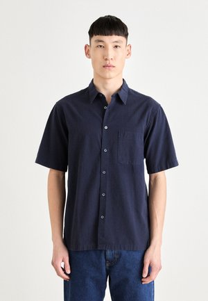 Navy short-sleeve button-up shirt made of soft fabric, featuring a chest pocket and standard collar. Smooth texture, regular fit.