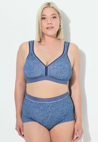 Bralette de tela azul con escote en V, tirantes anchos y ribete en contraste; combinado con braguitas de tiro alto a juego que presentan un diseño similar.