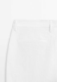 Weiße Leinenhosen mit glatter Textur, ausgestattet mit einem schlichten Bund, Gürtelschlaufen und einer einzelnen Gesäßtasche ohne sichtbare Beschläge.