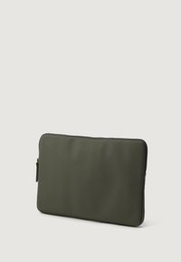 Zielona oliwkowa etui na laptopa wykonana z miękkiego, gładkiego materiału. Posiada zamek błyskawiczny oraz minimalistyczny prostokątny design. Lekka i smukła konstrukcja.