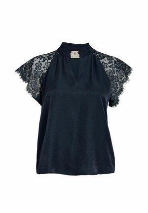 Blouse bleu marine avec une finition en soie et des manches en dentelle. Motif floral. Col haut avec une ouverture en forme de clé subtile.