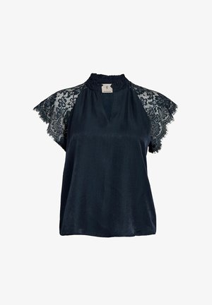 Blusa blu navy con finitura in seta e maniche in pizzo a cappuccio, caratterizzata da un motivo floreale. Collo alto con una discreta apertura a forma di chiave.