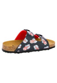 Tongs noires avec doublure rouge, dotées d'un semelle intermédiaire en liège et d'un motif de camions de pompiers. Sangles ajustables pour un meilleur maintien.