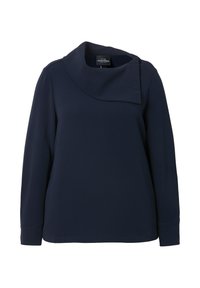 Laivansininen pitkähihainen paita, jossa on ainutlaatuinen laskeutuva kaulusdesign, sileä pinta ja nappikoristelu vasemmalla puolella kauluksen lähellä.