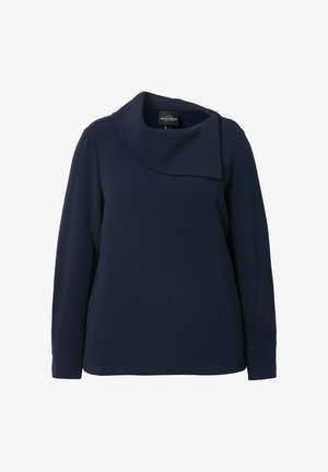 Donkerblauwe langärmblaas met een uniek gedrapeerd kraagontwerp, een gladde textuur en knoopaccenten aan de linkerkant nabij de halslijn.