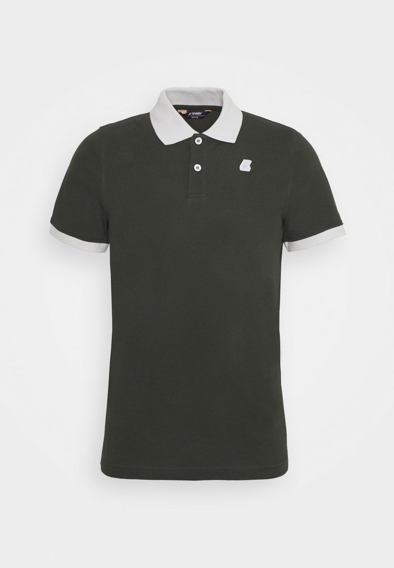 Polo vert foncé à manches courtes avec col blanc, poignets blancs, deux boutons blancs et petit logo blanc sur la poitrine.