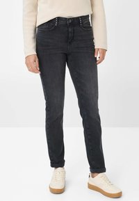 Jeans in denim nero con vestibilità slim, caratterizzati da una vita alta, cinque tasche e dettagli in metallo sul davanti. Tessuto testurizzato con leggera elasticità.