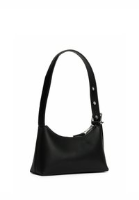 Czarna skórzana torebka o zakrzywionym kształcie, z pojedynczym paskiem na ramię i zamkiem błyskawicznym, z akcentami w postaci srebrnych elementów metalowych.