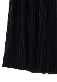 Gonna plissettata nera con una consistenza morbida, pieghe verticali e una finitura liscia e lucida. Il design enfatizza linee e strutture eleganti.