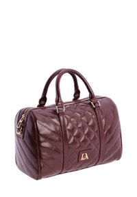 Bolso de mano de cuero acolchado burdeos con doble asa, cremallera dorada y placa de logo dorada en el panel frontal.