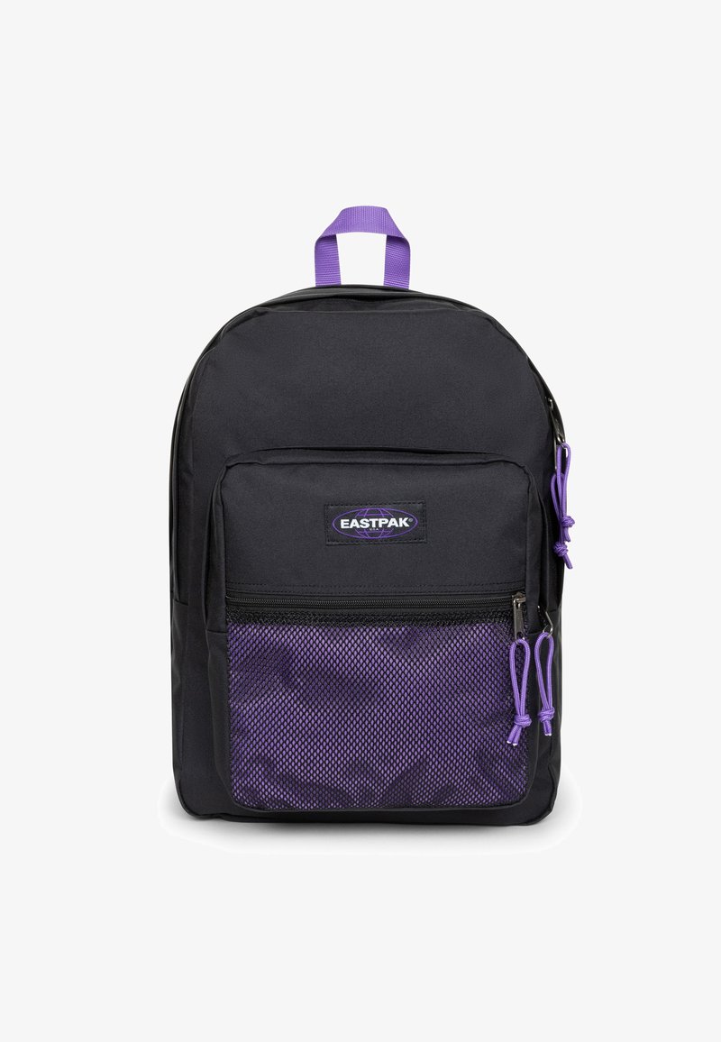 Czarny plecak z tkaniny z fioletową siatkową kieszenią z przodu, wyposażony w górną rączkę i zamki błyskawiczne. Logo Eastpak na przodzie.