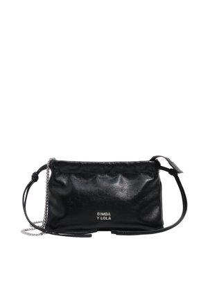 Bolso bandolera de cuero negro con correa ajustable y detalle de cadena plateada, con el logo "BIMBA Y LOLA" en el frontal.