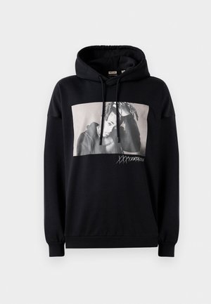 Črna kapuca iz bombaža z grafičnim tiskom spredaj. Ima kapuco s vrvico, dolge rokave ter rebraste manšete in rob.