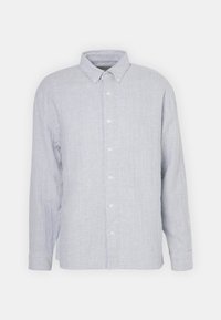 Camisa de botón de manga larga de color gris claro con cuello abotonado, seis botones blancos y un sutil patrón de tejido texturizado.