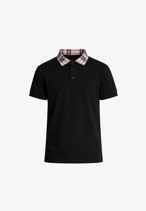 Čierna polo košeľa s krátkym rukávom, tromi gombíkmi a golierom so vzorom bežovej, čiernej a červenej kocky.