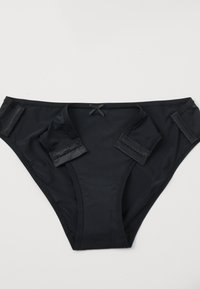 Sort bikini med en glat tekstur, der har justerbare sidestrimler og en central dekorativ sløjfe ved taljen.