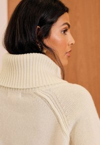 Love & Roses Džemperis - ivory