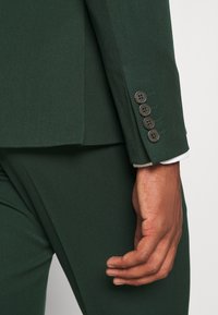 Isaac Dewhirst THE FASHION SUIT  - Κοστούμι - green