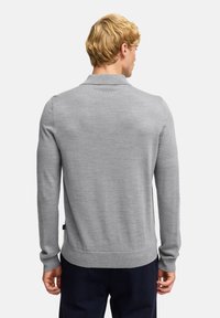Grauer Strickpullover mit Kragen, langen Ärmeln und geripptem Saum. Der Stoff wirkt weich und glatt mit einer lockeren Passform.