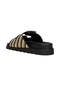 Sandale noire à glissière avec une bride tissée beige et noire et une semelle épaisse, ornée de perles décoratives sur la partie supérieure.