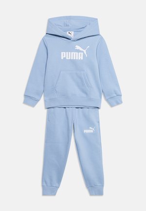 Sweat à capuche Puma bleu clair et pantalon de jogging assorti avec logo Puma blanc sur la poitrine et la cuisse gauche.