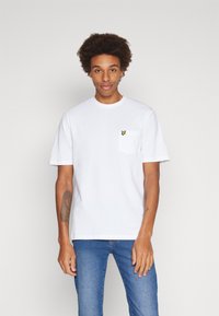 T-shirt bianca in cotone con collo rotondo, maniche corte e una tasca sul petto sinistro con un piccolo logo a forma di farfalla gialla.