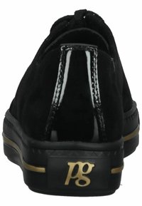 Schwarze Wildlederschuhe mit einem glänzenden schwarzen Lederakzent an der Ferse, einem goldenen Logo auf der Sohle und rutschfestem Gummi-Profil.