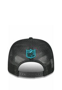 Schwarze Mesh-Cap mit flachem Schirm, ausgestattet mit einem gestickten blauen NFL-Logo auf der Rückseite und einem verstellbaren Kunststoffsnapverschluss.