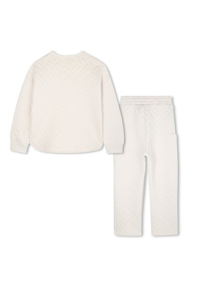 Ensemble de sweat-shirt à manches longues matelassé blanc et pantalon assorti avec des poignets côtelés et une taille élastique, vu de dos sur fond blanc.