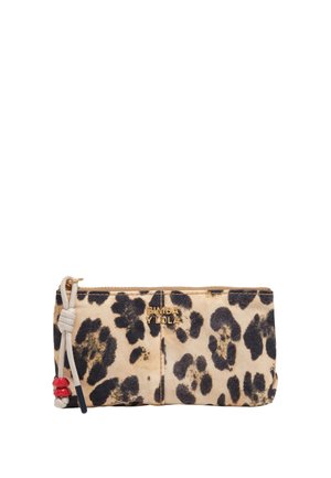 Clutch rectangular con estampado de leopardo, cremallera beige, borla de cordón blanca con cuentas rojas y logo dorado "Bimba Y Lola" en el frente.