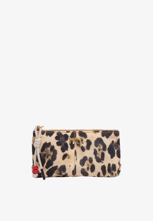 Prostokątna kopertówka w panterkę z beżowym zamkiem błyskawicznym, białym frędzlem na sznurku z czerwonymi koralikami oraz złotym logo „Bimba Y Lola” z przodu.