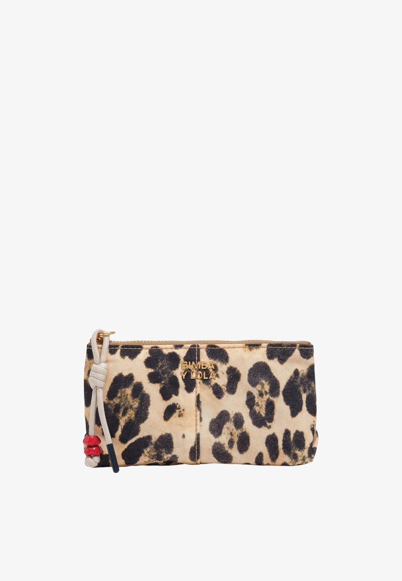 Clutch rectangular con estampado de leopardo, cremallera beige, borla de cordón blanca con cuentas rojas y logo dorado "Bimba Y Lola" en el frente.
